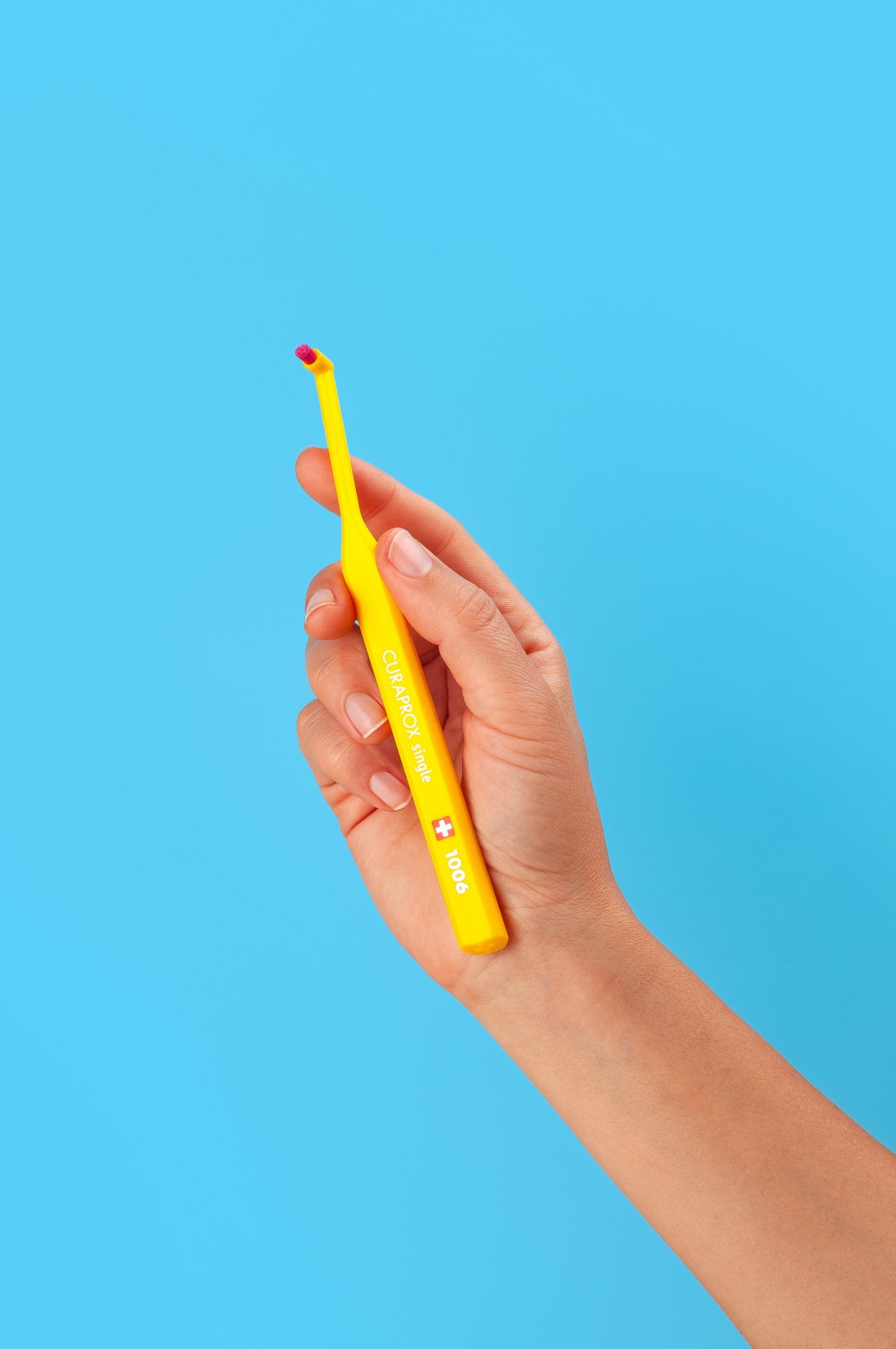 Editorial_Toothbrush_CS 1006 Single Brush_Yellow-Magenta_73327826_001