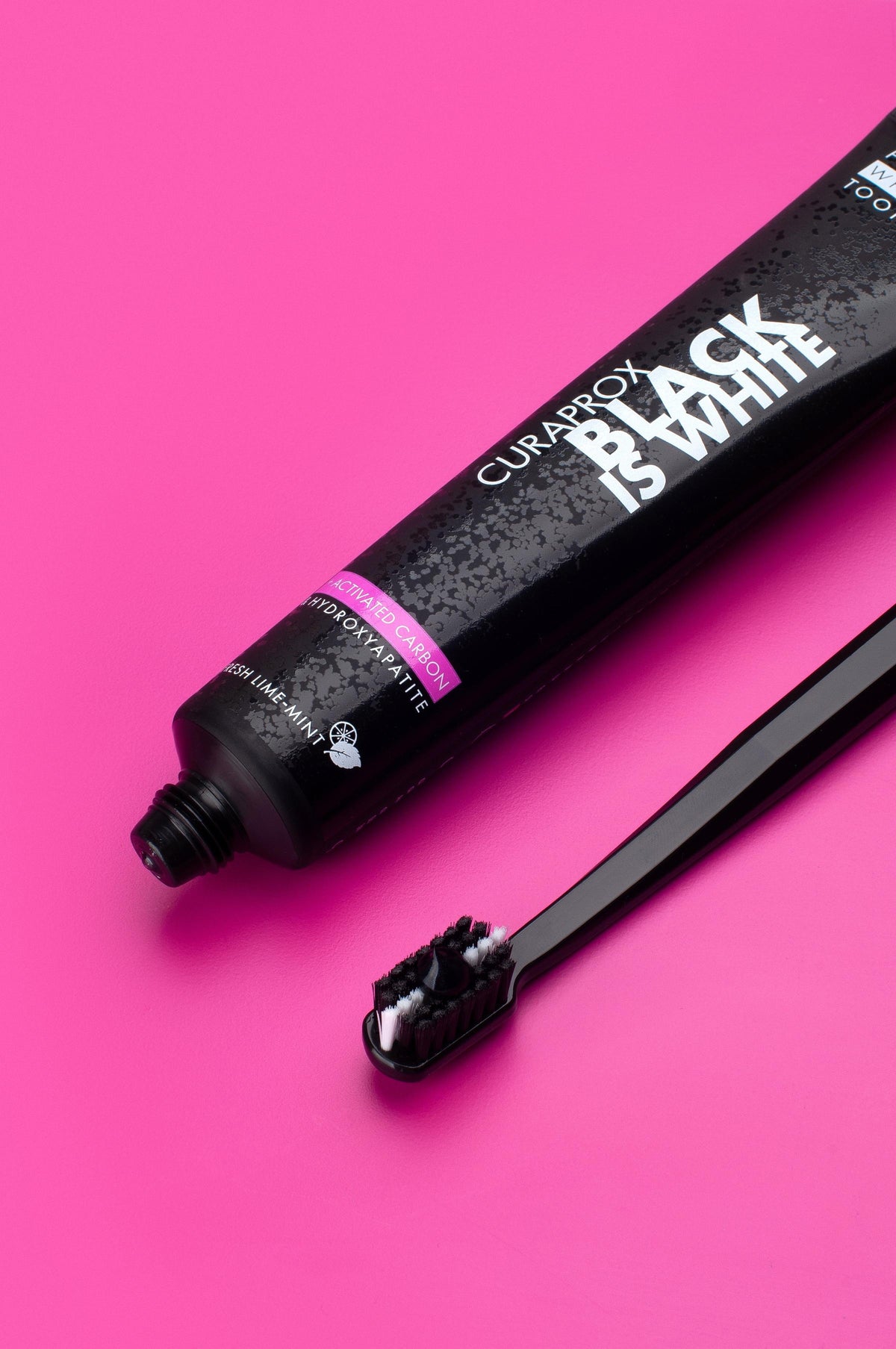 Editorial_Hydrosonic_Black is white_Toothpaste_90ml_Toothbrush_Pink