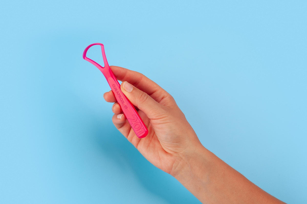 Editorial_Tongue scraper_Single_Bladed_With_Hand