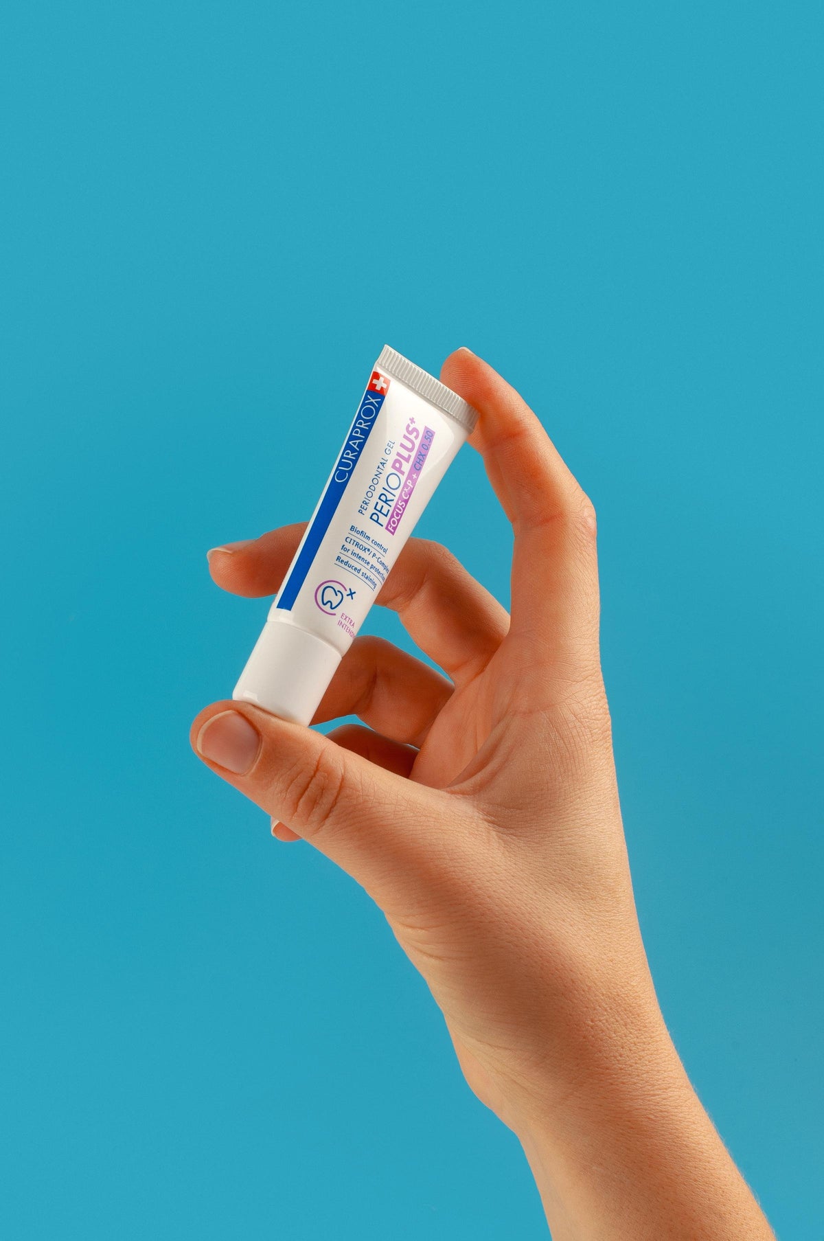 Image_Perio plus_Perio plus focus gel_Editorial_Hand_Gel_Close