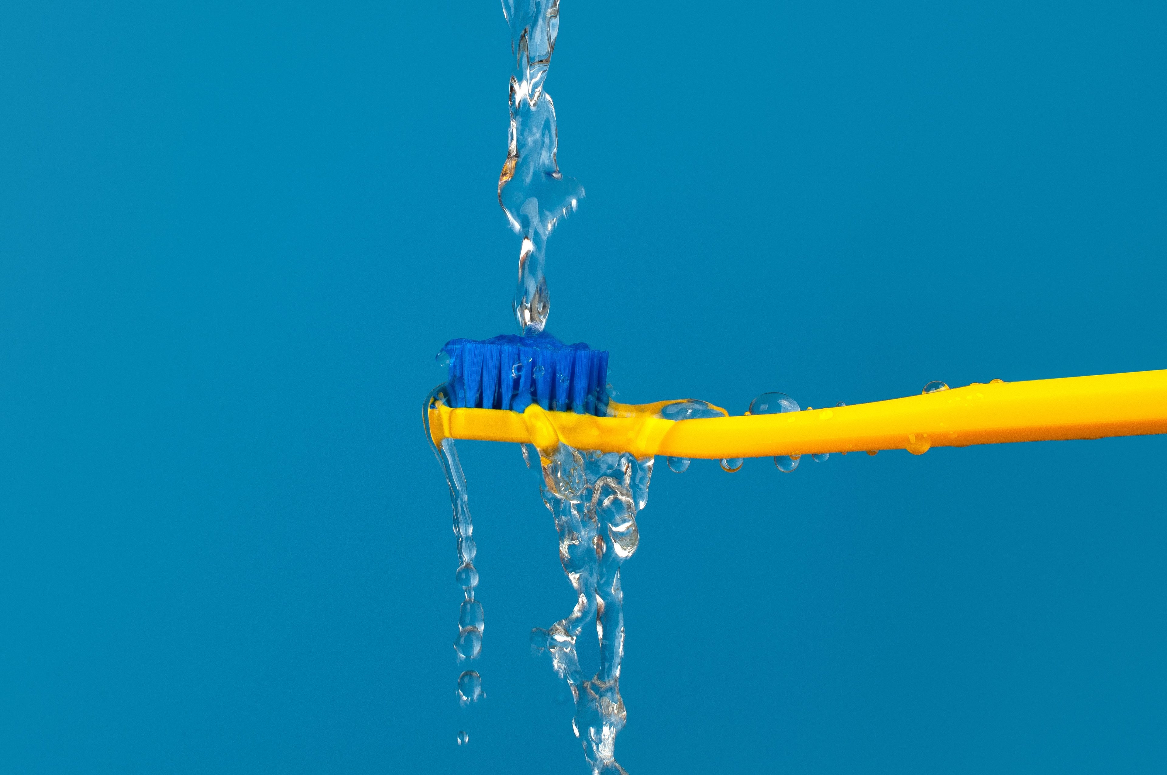 73327516_Editorial_Toothbrush_CS 5460_Yellow_Blue
